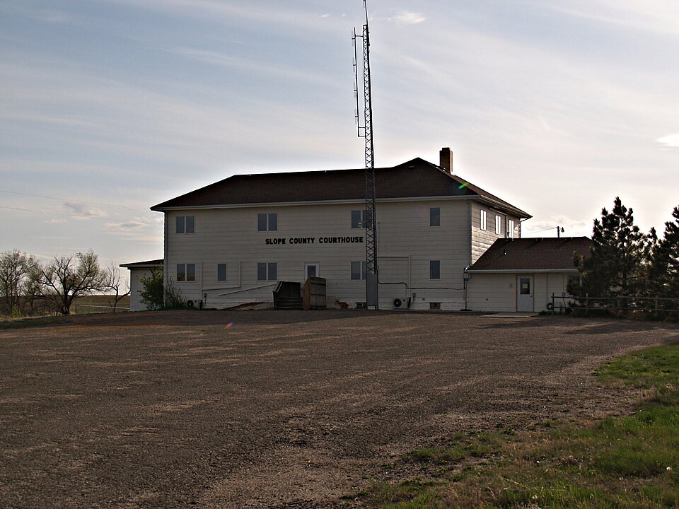 Fayl:Slope County Courthouse.jpg