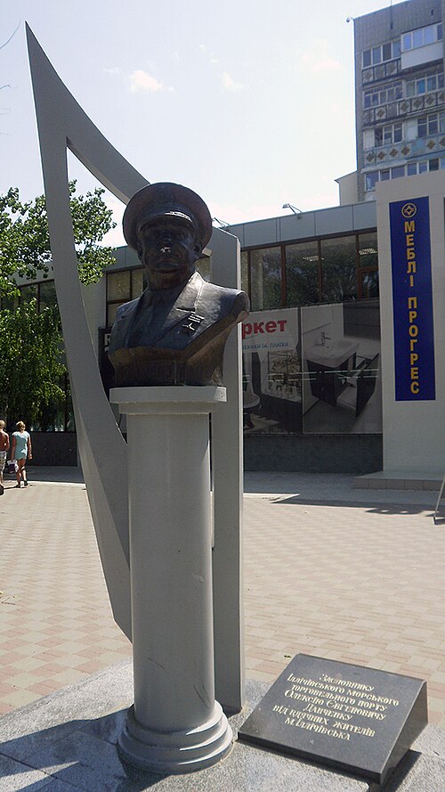 Fayl:Памятник Данченко.jpg