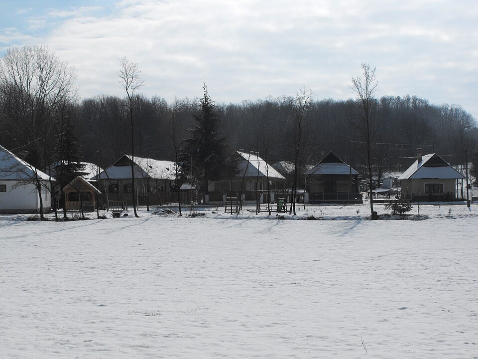 Fayl:CserehatKereszteteHouses.JPG