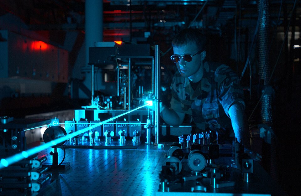 Fayl:Military laser experiment.jpg