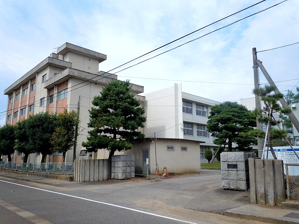 Fayl:Niigata Prefectural Kamo high school.jpg