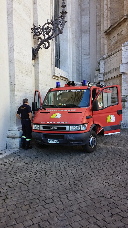 Fayl:Vatican Fire engine 20141005 114427.jpg