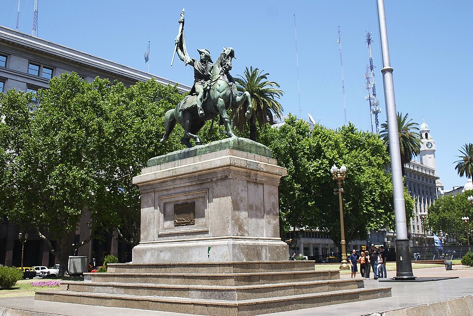 Fayl:Buenos Aires-Plaza de Mayo-Estatua Belgrano.jpg