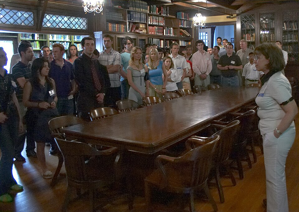 Fayl:Fee.library.tour.jpg