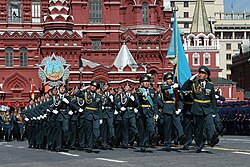 2015-yilgi Qozogʻiston kontingenti Gʻalaba kuni Moskva paradida davlat bayrogʻi bilan.