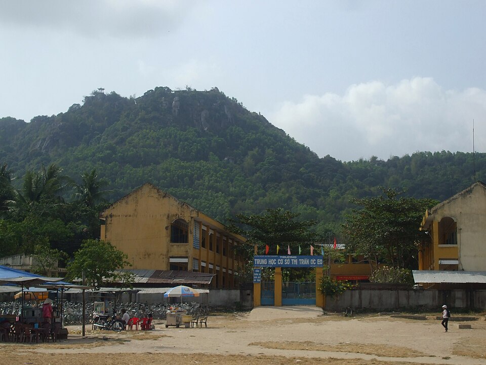 Fayl:Núi Ba Thê.jpg