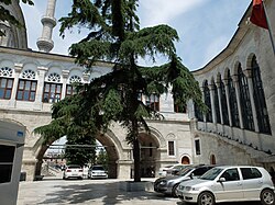 Hünkâr kasrı: oʻng tarafdagi qiyalik chap tarafdagi masjidga ulangan xususiy zalga olib boradi