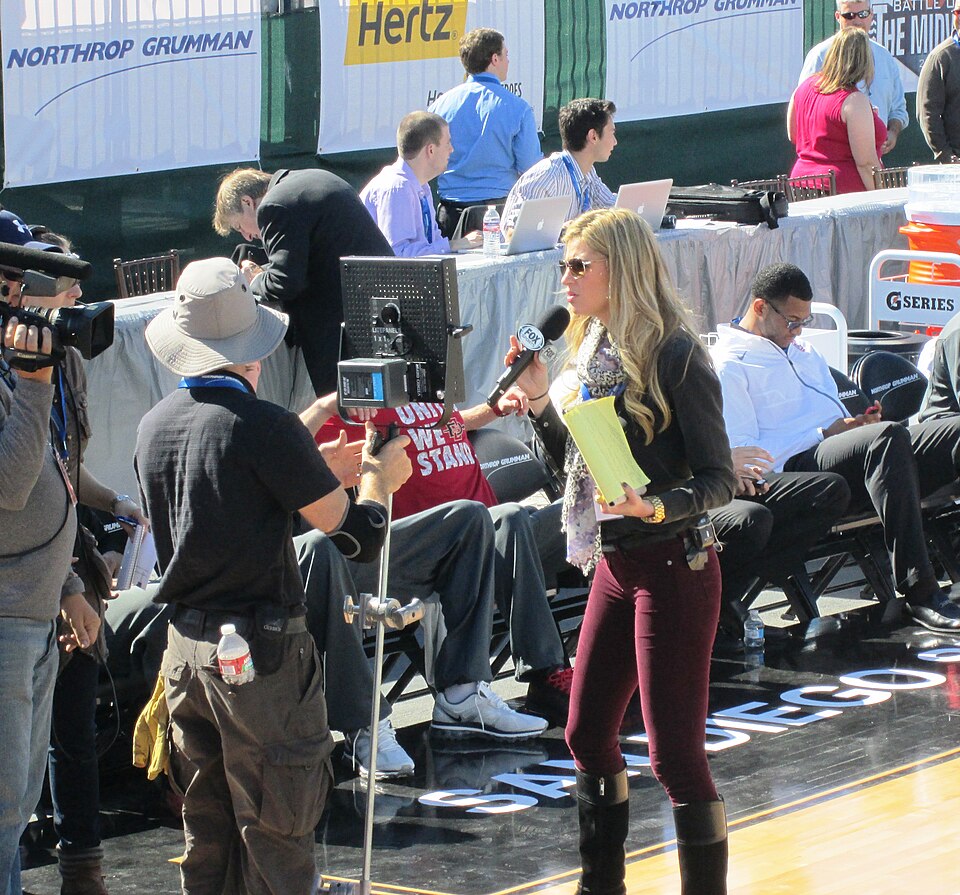 Fayl:Erin Andrews at BattleontheMidway.jpg