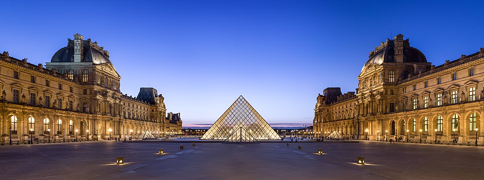 Fayl:Louvre Courtyard, Looking West.jpg