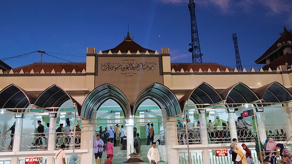 Fayl:Makam Sunan Giri Selasar Masjid.jpg