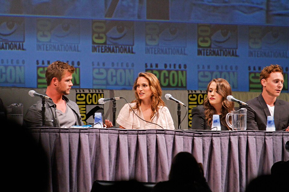 Fayl:Thor Comic-Con Panel.jpg
