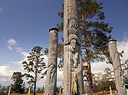 Buryatiyaning Monostoy [ru] togʻ dovonidagi Gesera lagerida oʻrnatilgan Sergelar