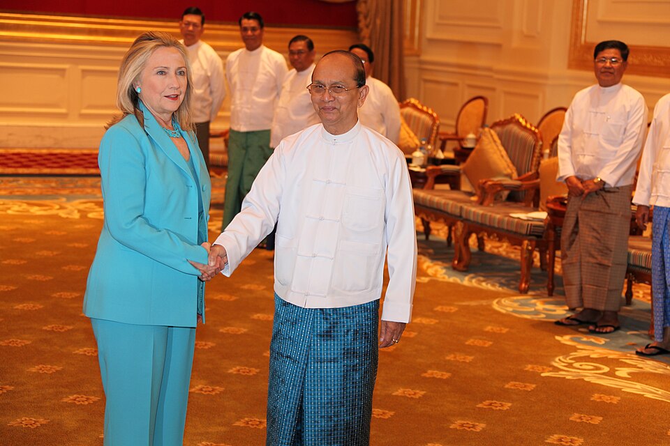 Fayl:Clinton and President Thein Sein.jpg