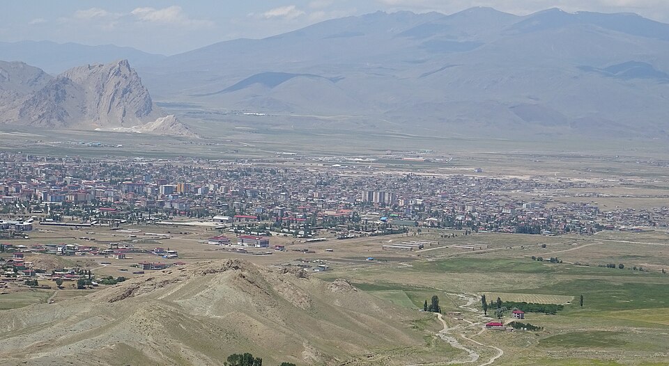 Fayl:Doğubayazıt from İshak Paşa Palace.JPG