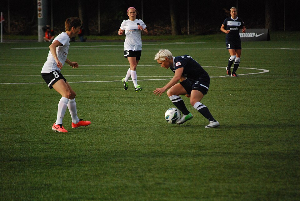 Fayl:Jess Fishlock vs Angie Kerr.JPG