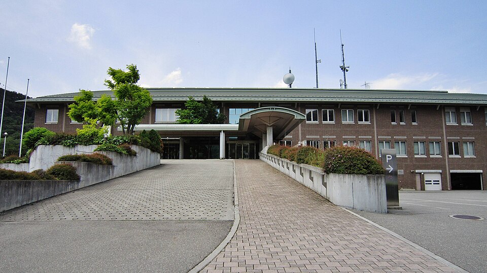 Fayl:Omi village office.jpg