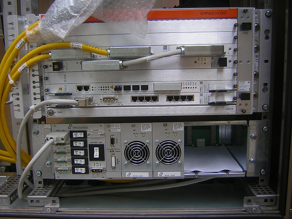 Fayl:Outdoor DSLAM.JPG