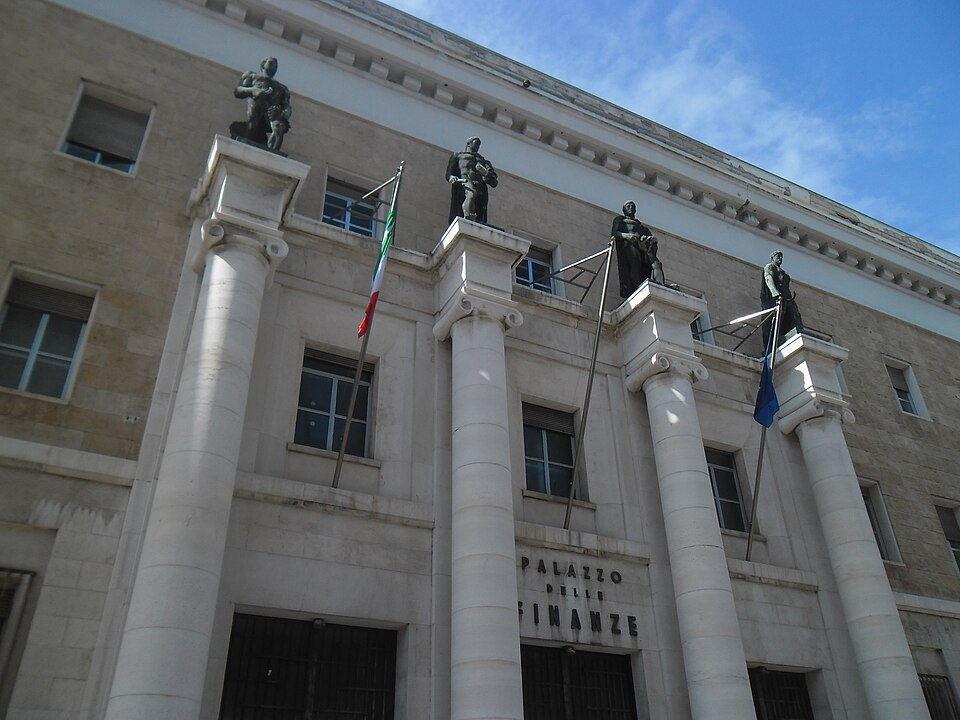 Fayl:Palazzo delle Finanze (Bari).jpg