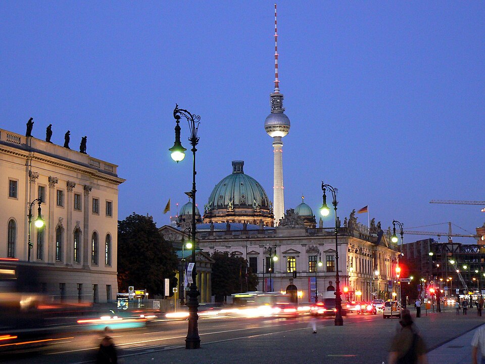 Fayl:Unter den Linden Berlin2007.jpg