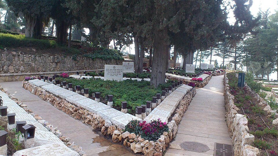 Fayl:גן הנעדרים - מצבות 1.jpg
