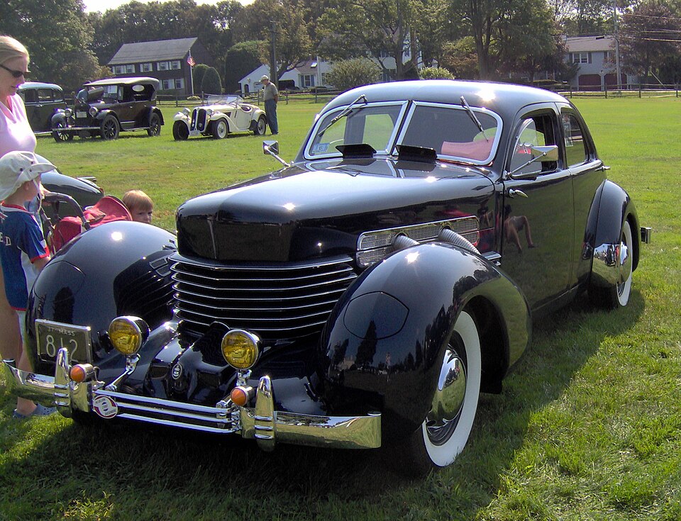 Fayl:1937 Cord 812.JPG