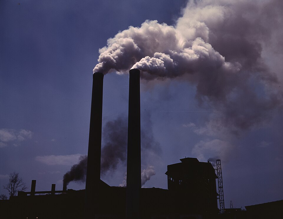 Fayl:Alfred Palmer Smokestacks.jpg