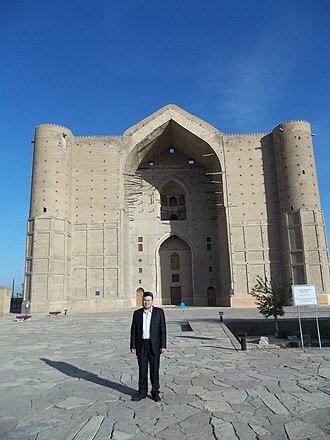 Andrey Kubatin Turkiston shahridagi Ahmad Yassaviy maqbarasi yonida