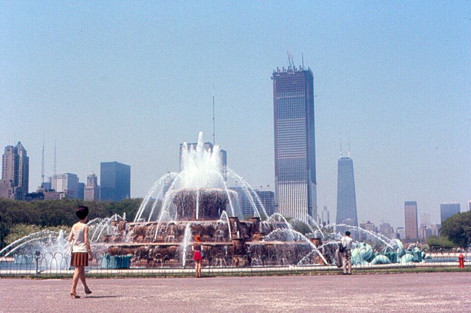 Fayl:Chicago - Buckingham Fountain (4284462009).jpg