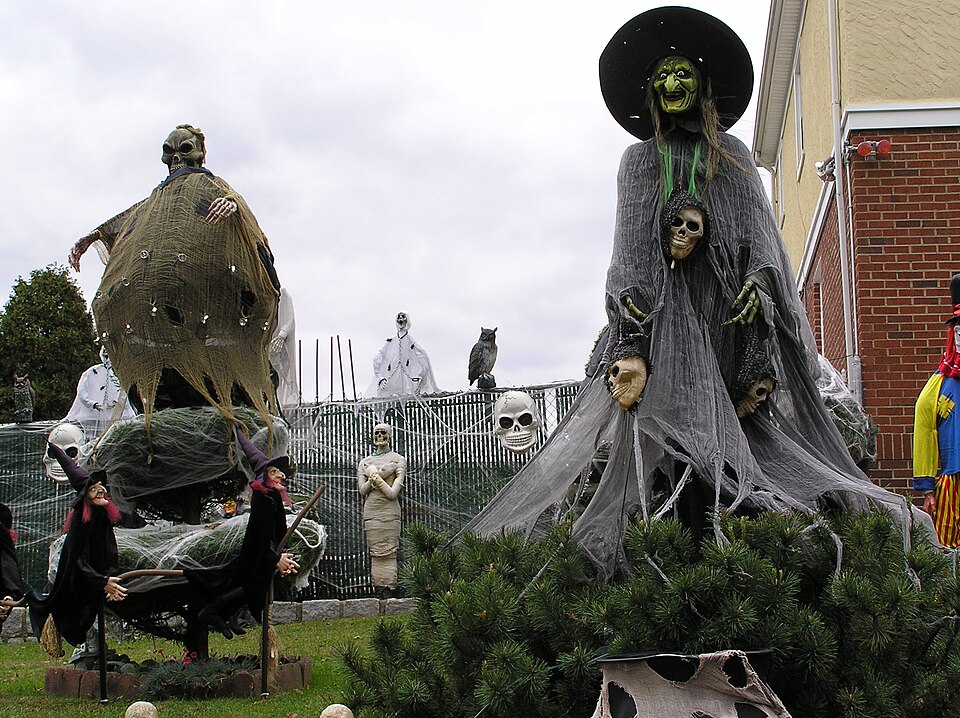 Fayl:Halloween Witch 2011.JPG