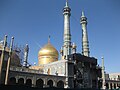 Masjid minoralari yonidagi ziyoratgohning oltin gumbazi bilan