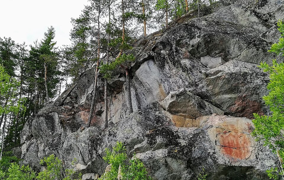 Fayl:Kolmiköytisienvuori rock painting.jpg
