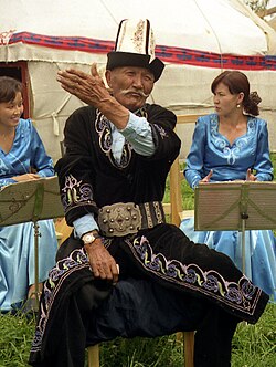 Doston ijro etayotgan an’anaviy qirg‘iz manaschisi