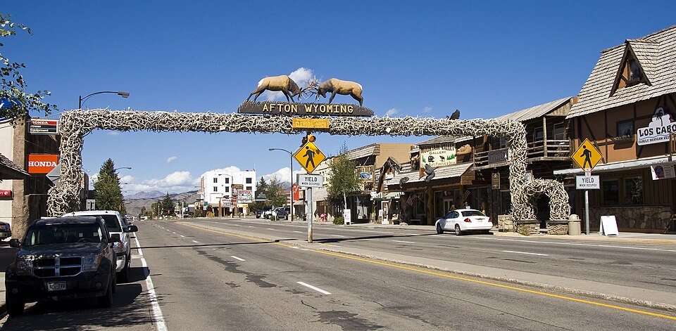 Fayl:Afton WY antler arch 1.jpg