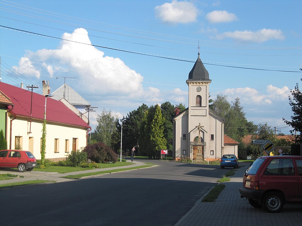 Fayl:Babice (UH), kostel.jpg