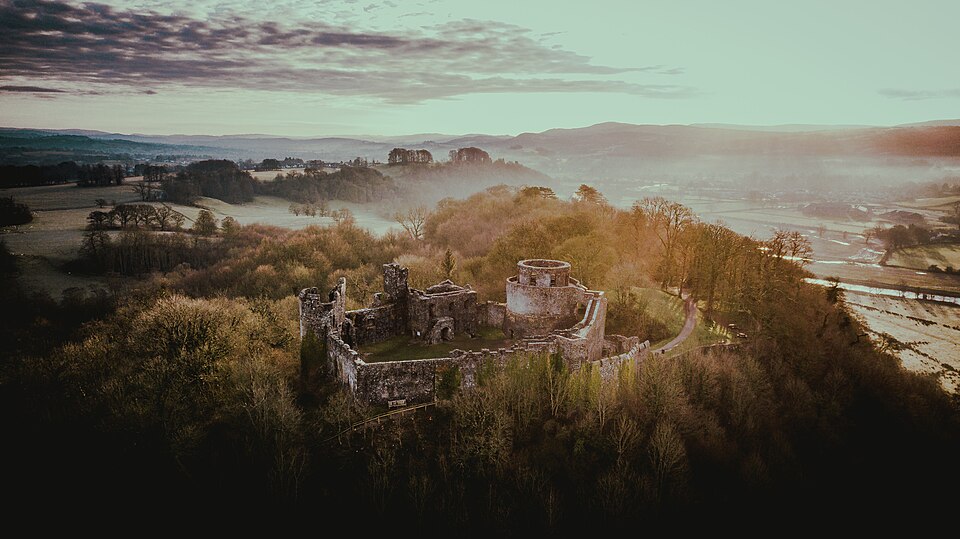 Fayl:Dinefwr castle at sunrise.jpg