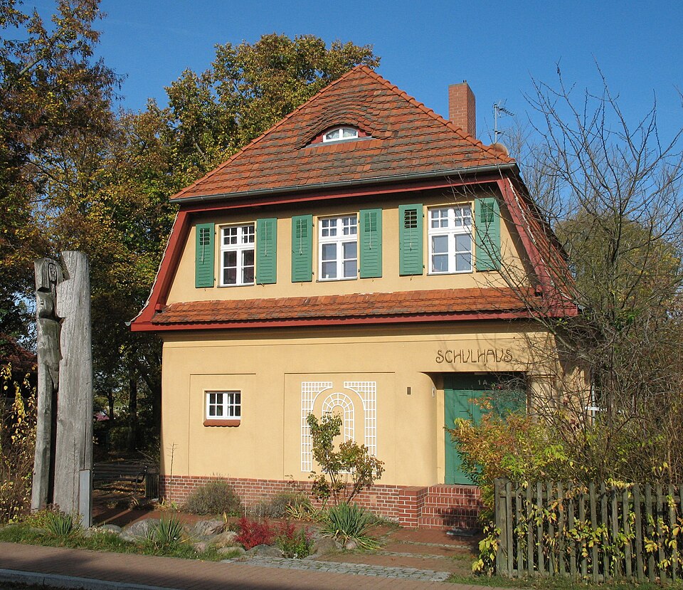 Fayl:Ferch Schulhaus.jpg