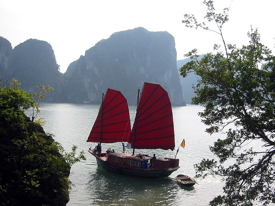 Fayl:Junk Halong Bay Vietnam.jpg