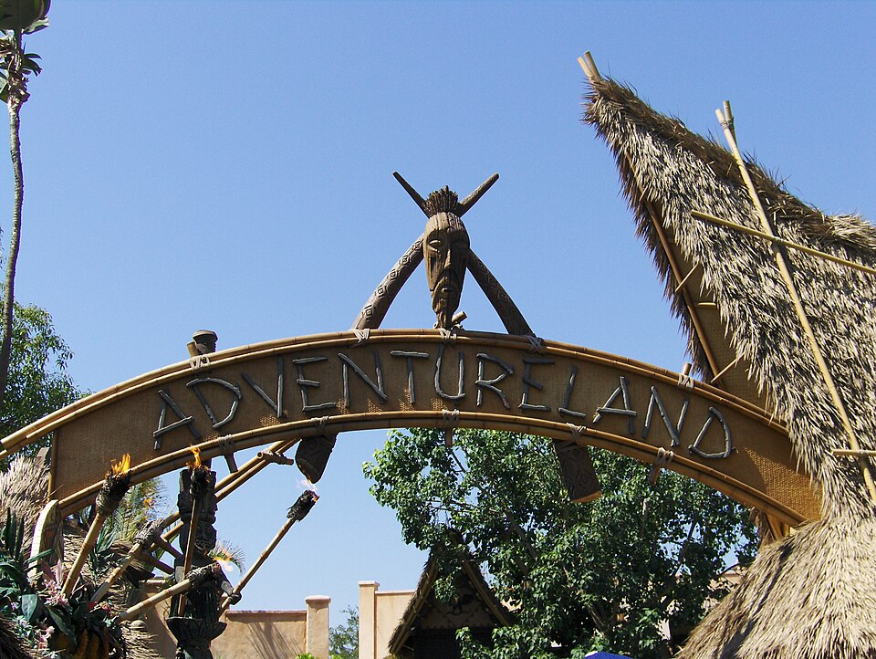 Fayl:Adventureland Disneyland.JPG