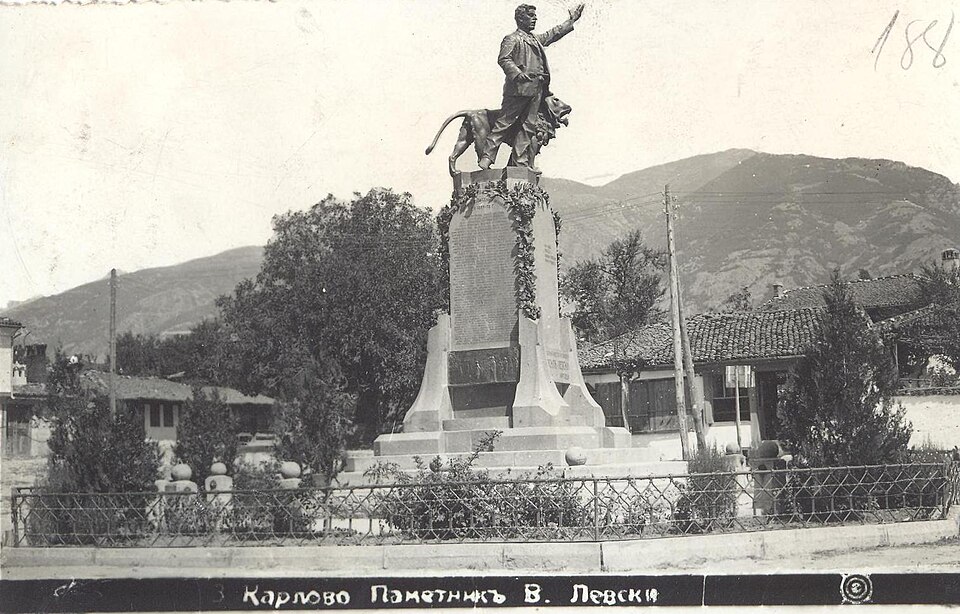 Fayl:BASA-237K-1-351-188-Vasil Levski monument in Karlovo.jpg