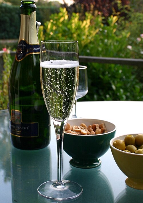 Fayl:Champagne flute and bottle.jpg