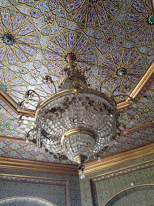 Fayl:Chandelier in Nurullabay's palace.jpg