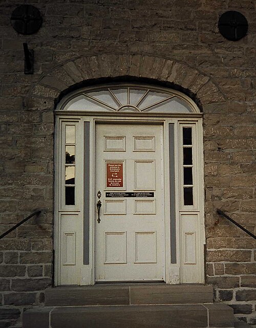 Fayl:Lunette over door.jpg