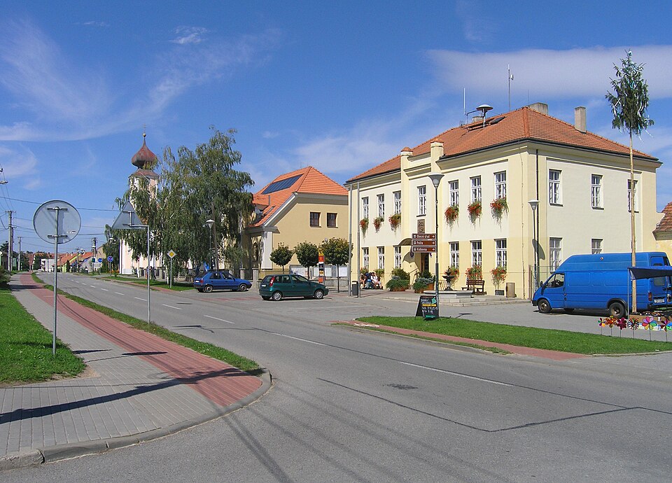 Fayl:Pasohlávky, main street.jpg