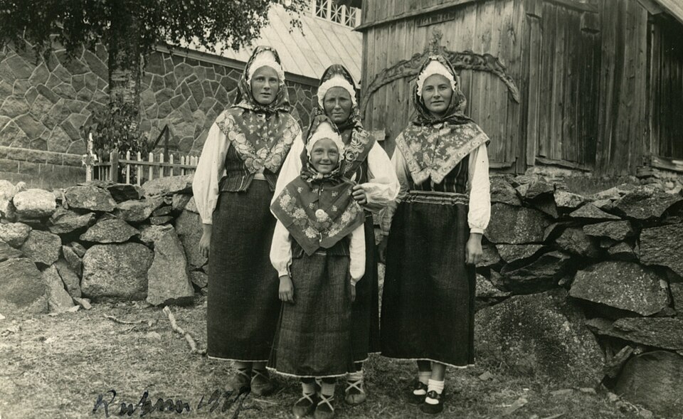 Fayl:Rahvariietes Ruhnu naised 1937.jpg