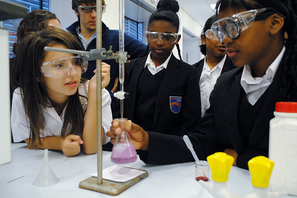 Fayl:School level titration demonstration.jpg