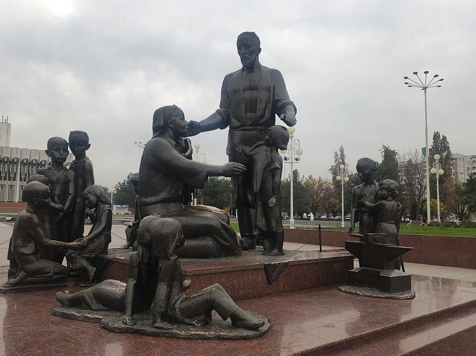 Fayl:Shomahmudovlar oilasiga atab oʻrnatilgan monument.jpg