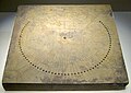 Har qanday o'yin uchun belgilar bilan tosh quyosh soati. Xan sulolasi (milodiy II asr)