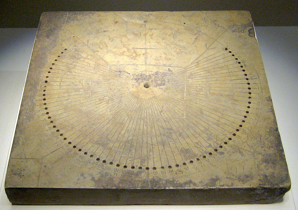 Fayl:Stone sundial with Liubo markings.jpg