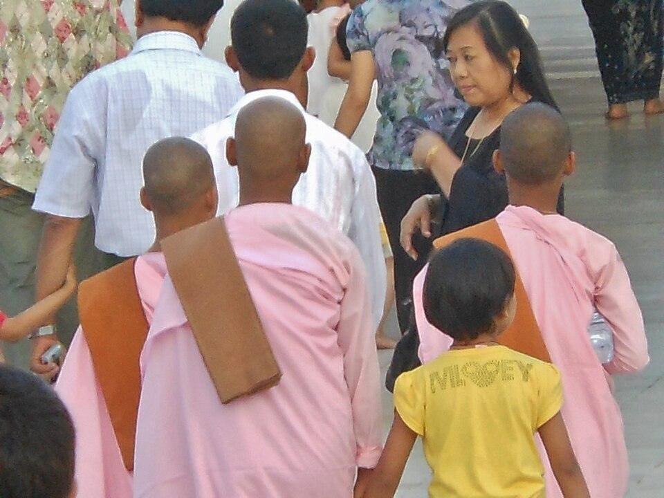 Fayl:Three Nuns in Pink (8398117658).jpg