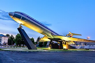 B terminal oldidagi Il-62 samolyot-yodgorligi